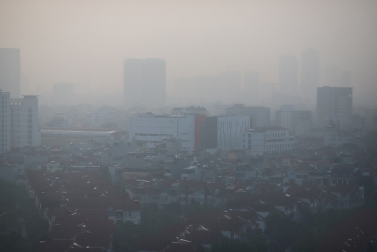 1784787711-27f11be418-air-pollution-ha-noi-044-9862-4841-0666-width740height494 Ô nhiễm không khí không chỉ gây hại cho phổi mà còn thúc đẩy quá trình phân hủy collagen, khiến làn da lão hóa nhanh hơn. Ảnh: WHO