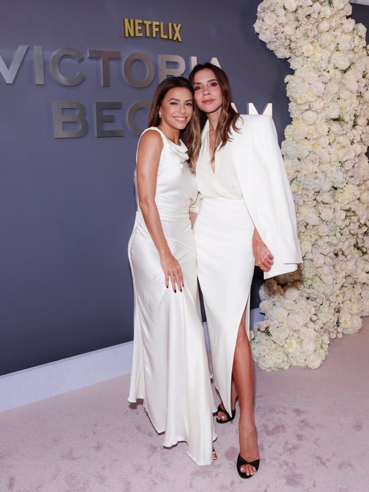 Diễn viên Eva Longoria cùng NTK Victoria Beckham tại sự kiện ra mắt phim tài liệu năm ngoái.