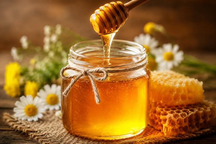Mật ong được xếp vào nhóm đường tự do, nhóm cần hạn chế trong chế độ ăn hằng ngày. Ảnh: AI.