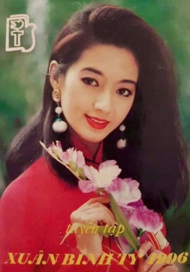 1785221137-070c7673ef-hoa-hau-dien-anh-thanh-xuan-1-3451-4353-width617height881 Hoa hậu Thanh Xuân được khán giả biết đến sau đoạt Hoa hậu Điện ảnh 1992 (còn gọi là Hoa hậu Văn Thánh). Năm 1994, cô tiếp tục đoạt giải Á hậu Thời trang TP HCM và Á hậu Thời trang châu Á. Sau loạt danh hiệu, cô hoạt động năng nổ trong lĩnh vực thời trang, cùng thời với các người đẹp như Diễm Hương, Việt Trinh, Diễm My, Lý Thu Thảo. Những năm đầu thập niên 1990, nhiều người gọi Thanh Xuân là "Nữ hoàng ảnh lịch" hay "nàng thơ" của nhiều nhiếp ảnh gia có tiếng bấy giờ. Năm 1996, hoa hậu kết hôn với đại sư Nam Anh của phái Vịnh Xuân, sau đó theo chồng sang Canada định cư. Tuy nhiên, họ quyết định ly hôn sau nhiều năm chung sống. Năm 2003, Thanh Xuân trở về TP HCM sinh sống đến nay. Người đẹp có hai con gồm một trai, một gái.