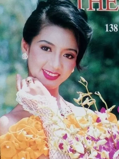 1785221137-0876eb1717-hoa-hau-dien-anh-thanh-xuan-2-3451-4354-width400height532 Hoa hậu Thanh Xuân được khán giả biết đến sau đoạt Hoa hậu Điện ảnh 1992 (còn gọi là Hoa hậu Văn Thánh). Năm 1994, cô tiếp tục đoạt giải Á hậu Thời trang TP HCM và Á hậu Thời trang châu Á. Sau loạt danh hiệu, cô hoạt động năng nổ trong lĩnh vực thời trang, cùng thời với các người đẹp như Diễm Hương, Việt Trinh, Diễm My, Lý Thu Thảo. Những năm đầu thập niên 1990, nhiều người gọi Thanh Xuân là "Nữ hoàng ảnh lịch" hay "nàng thơ" của nhiều nhiếp ảnh gia có tiếng bấy giờ. Năm 1996, hoa hậu kết hôn với đại sư Nam Anh của phái Vịnh Xuân, sau đó theo chồng sang Canada định cư. Tuy nhiên, họ quyết định ly hôn sau nhiều năm chung sống. Năm 2003, Thanh Xuân trở về TP HCM sinh sống đến nay. Người đẹp có hai con gồm một trai, một gái.