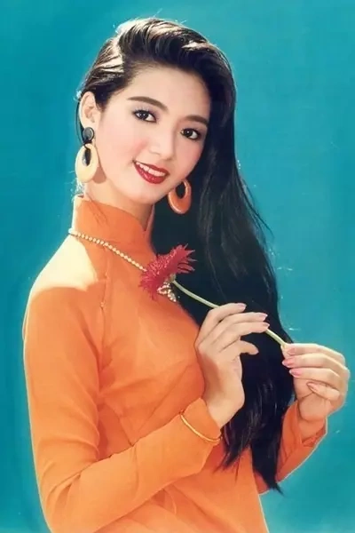 1785221137-3ee80a4ef3-hoa-hau-dien-anh-thanh-xuan-1-3451-4354-width400height600 Hoa hậu Thanh Xuân được khán giả biết đến sau đoạt Hoa hậu Điện ảnh 1992 (còn gọi là Hoa hậu Văn Thánh). Năm 1994, cô tiếp tục đoạt giải Á hậu Thời trang TP HCM và Á hậu Thời trang châu Á. Sau loạt danh hiệu, cô hoạt động năng nổ trong lĩnh vực thời trang, cùng thời với các người đẹp như Diễm Hương, Việt Trinh, Diễm My, Lý Thu Thảo. Những năm đầu thập niên 1990, nhiều người gọi Thanh Xuân là "Nữ hoàng ảnh lịch" hay "nàng thơ" của nhiều nhiếp ảnh gia có tiếng bấy giờ. Năm 1996, hoa hậu kết hôn với đại sư Nam Anh của phái Vịnh Xuân, sau đó theo chồng sang Canada định cư. Tuy nhiên, họ quyết định ly hôn sau nhiều năm chung sống. Năm 2003, Thanh Xuân trở về TP HCM sinh sống đến nay. Người đẹp có hai con gồm một trai, một gái.