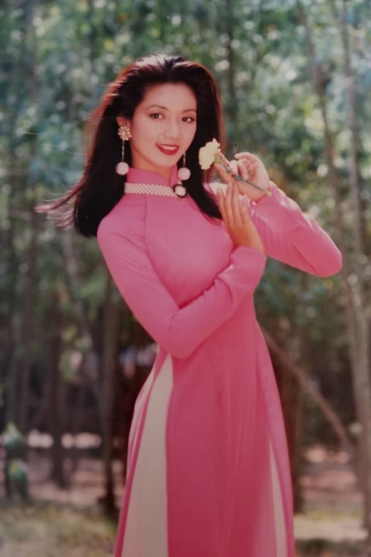 1785221137-c7762a004b-hoa-hau-dien-anh-thanh-xuan-1-3453-4355-width740height1109 Hoa hậu Thanh Xuân được khán giả biết đến sau đoạt Hoa hậu Điện ảnh 1992 (còn gọi là Hoa hậu Văn Thánh). Năm 1994, cô tiếp tục đoạt giải Á hậu Thời trang TP HCM và Á hậu Thời trang châu Á. Sau loạt danh hiệu, cô hoạt động năng nổ trong lĩnh vực thời trang, cùng thời với các người đẹp như Diễm Hương, Việt Trinh, Diễm My, Lý Thu Thảo. Những năm đầu thập niên 1990, nhiều người gọi Thanh Xuân là "Nữ hoàng ảnh lịch" hay "nàng thơ" của nhiều nhiếp ảnh gia có tiếng bấy giờ. Năm 1996, hoa hậu kết hôn với đại sư Nam Anh của phái Vịnh Xuân, sau đó theo chồng sang Canada định cư. Tuy nhiên, họ quyết định ly hôn sau nhiều năm chung sống. Năm 2003, Thanh Xuân trở về TP HCM sinh sống đến nay. Người đẹp có hai con gồm một trai, một gái.