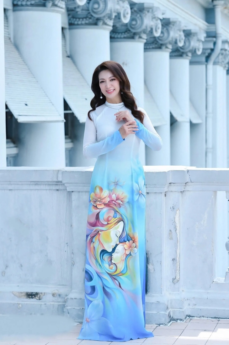 1785221140-04c93d6d8a-hoa-hau-dien-anh-thanh-xuan-va-con-gai-katleen-phan-vo-3-3536-4356-width740height1112 Thanh Xuân thích diện áo dài vì thấy phù hợp tính cách, tôn nét đằm thắm.