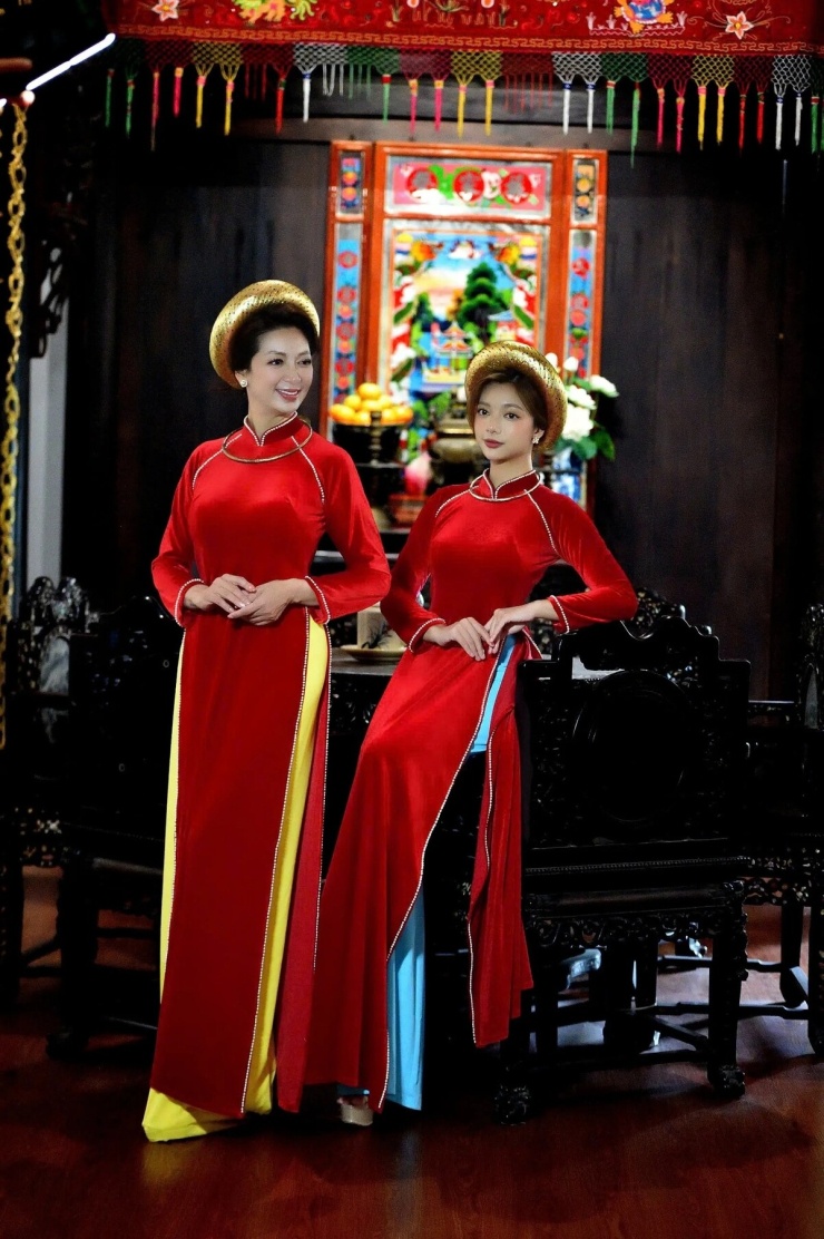 1785221140-23c5d95755-hoa-hau-dien-anh-thanh-xuan-va-con-gai-katleen-phan-vo-14-3537-4358-width740height1112 Thanh Xuân thích diện áo dài vì thấy phù hợp tính cách, tôn nét đằm thắm.