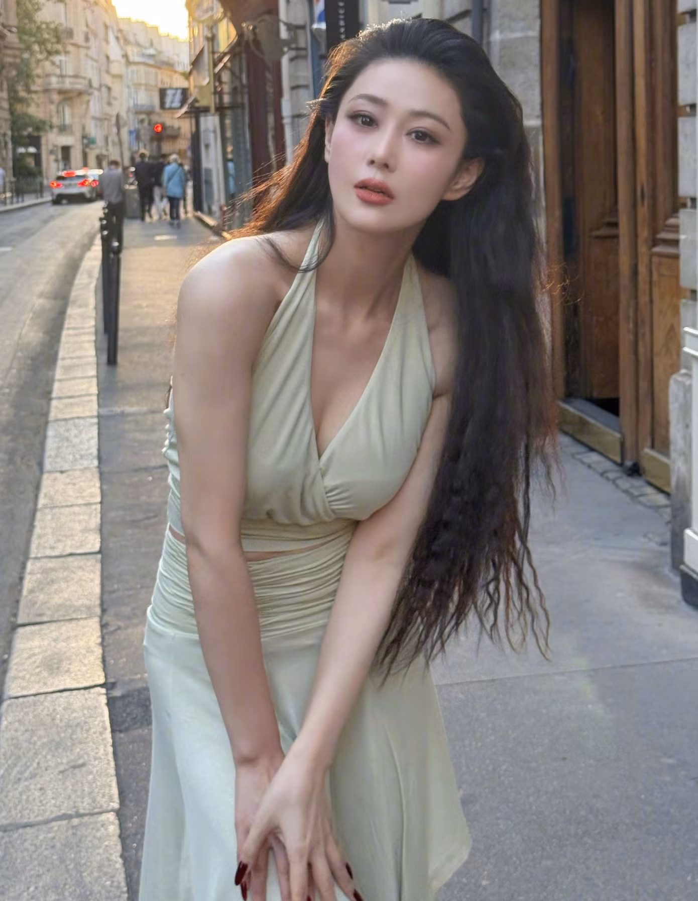 1785299501-308fcb6d3b-truong-hinh-du4-width1390height1792 Trương Hinh Dư từng vướng nhiều scandal và bị ghét khi đụng độ Phạm Băng Băng.