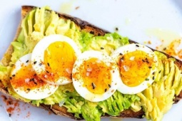 adt1733966229-avocadotoastrecipe1200-7-8309-3833-7__anh_cat_3_2 5 món ăn sáng giúp giảm cân cấp tốc