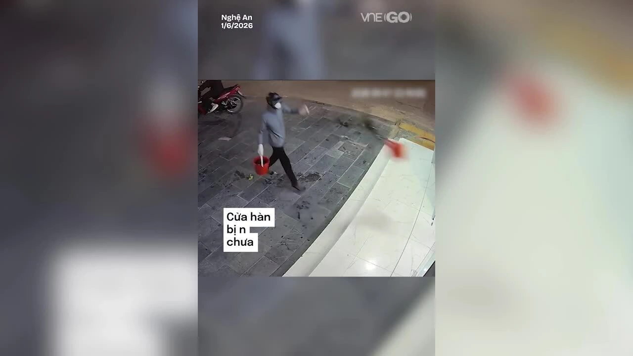 Ba người bị khởi tố vì ném chất bẩn dằn mặt chủ cửa hàng quần áo