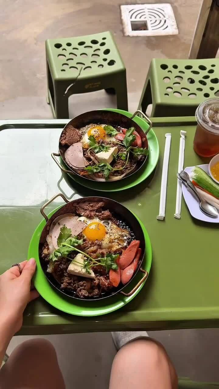 banh-mi-chao-kieu-viet-o-new-york-hut-khach-xep-hang-ca-tien-1785321330 Bánh mì chảo kiểu Việt ở New York hút khách xếp hàng cả tiếng chờ mua