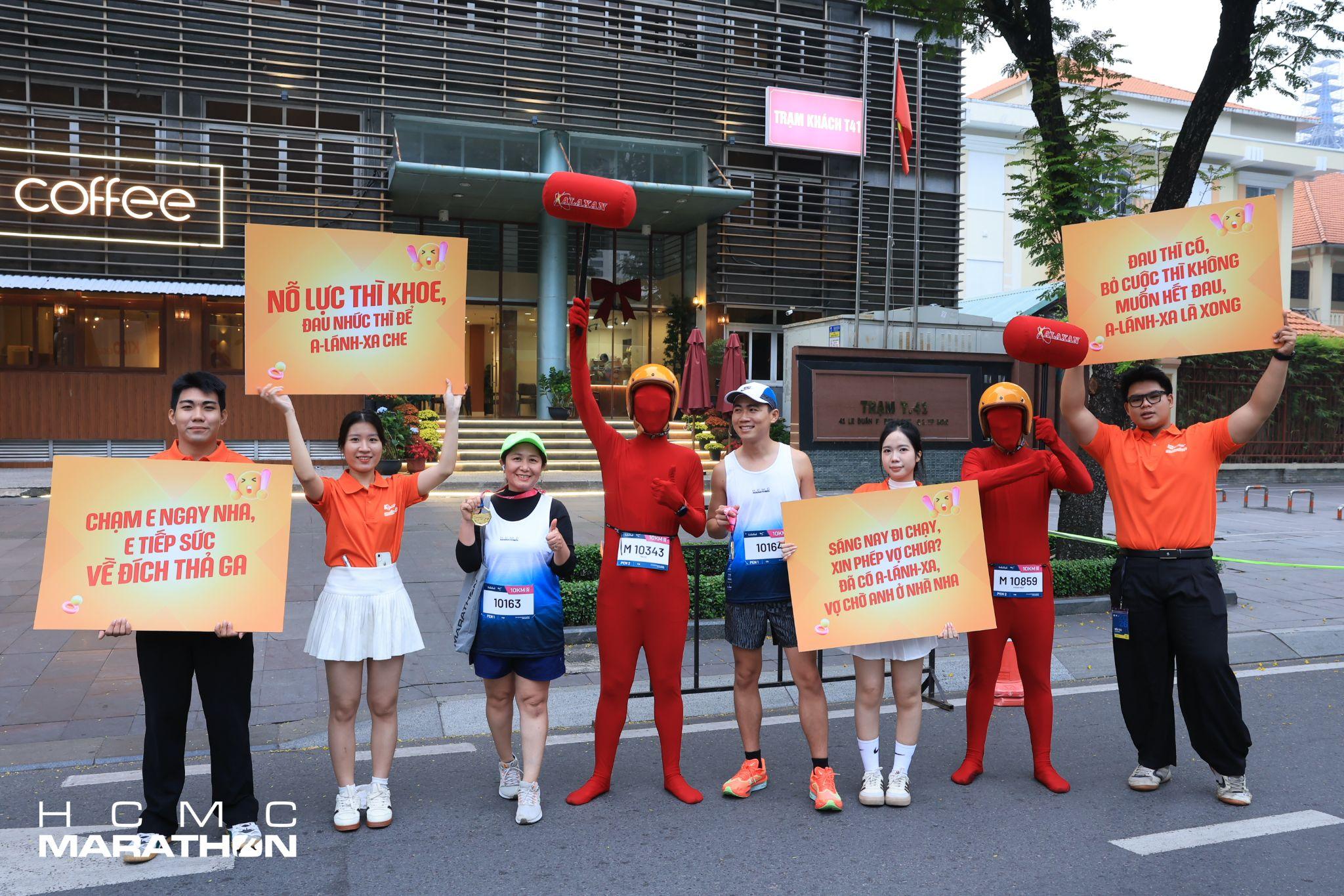 image4-1782275388-862-width2048height1365 Đội cổ vũ runner về đích tại cuộc thi HCMC Marathon 2026