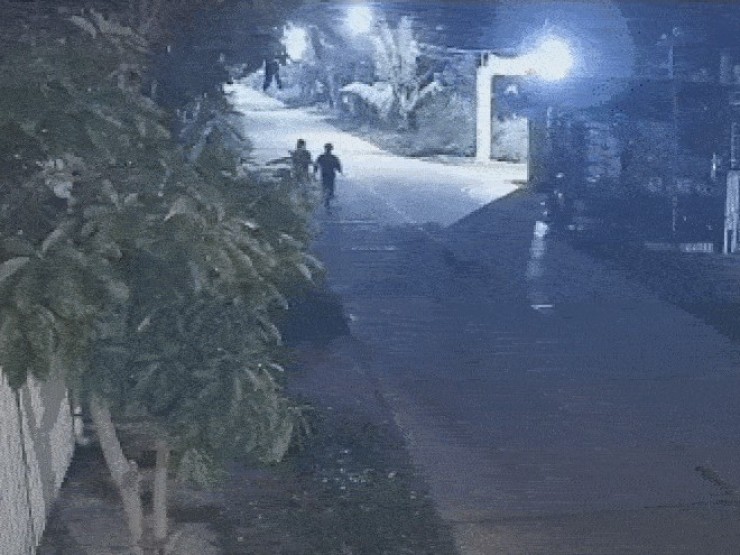 image_dai_dien_gifezgif-7689dc41ff6f491f-1779769217-416-width740height495-gif2mp4_anh_cat_4_3 Clip công an vây bắt 2 đối tượng trộm chó như phim hành động