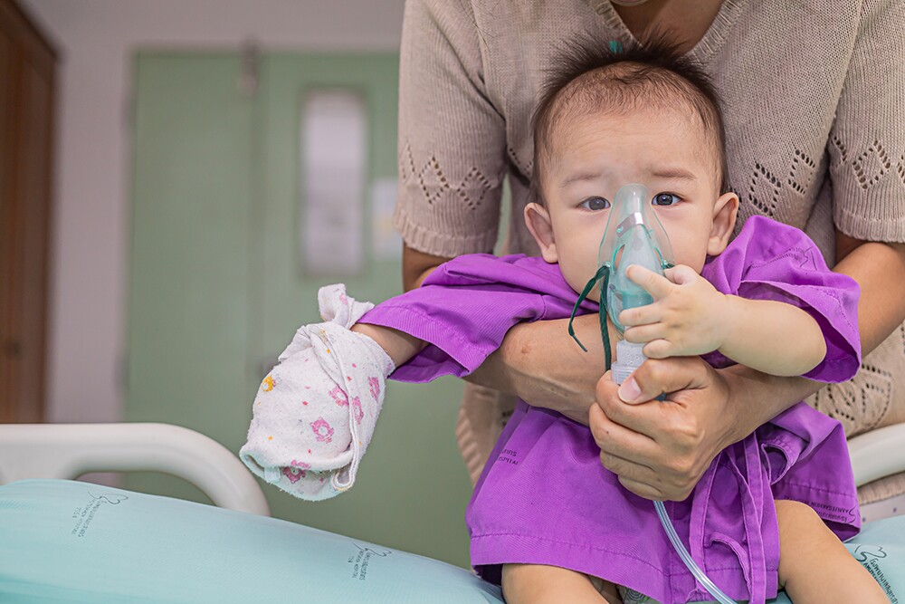 Ở trẻ nhũ nhi, RSV có thể diễn tiến rất nhanh, gây viêm phổi, viêm tiểu phế quản, suy hô hấp và phải điều trị tích cực bằng máy thở. Ảnh: Shutterstock