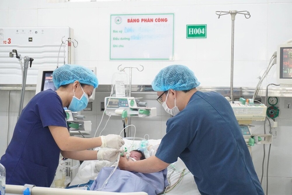 Bệnh viện Nhi đồng Đồng Nai điều trị cho nhiều trẻ bị viêm tiểu phế quản, viêm phổi... nặng phải nhập viện. Ảnh: BVCC