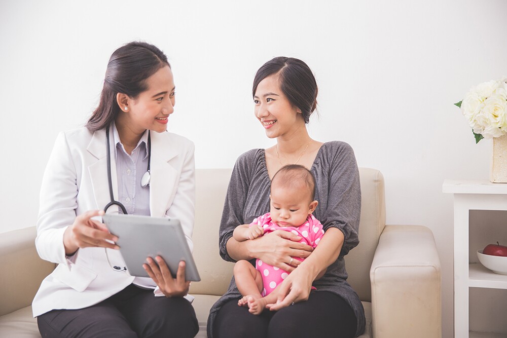 Cha mẹ hãy trao đổi với bác sĩ về giải pháp tiêm phòng cho bé giúp phòng RSV trong năm đầu đời. Ảnh: Shutterstock