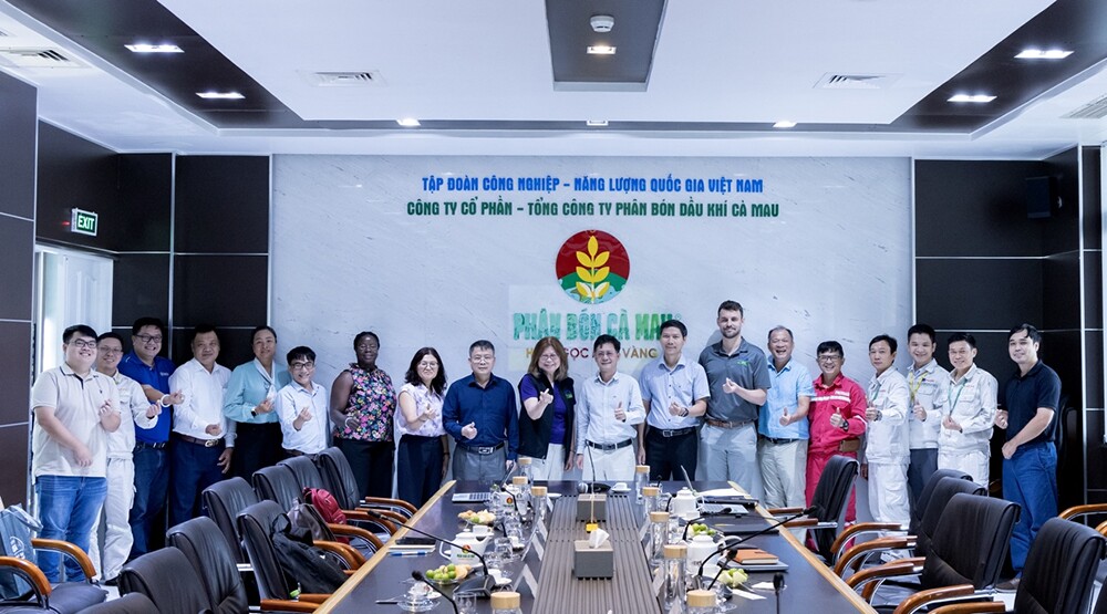 Đoàn công tác tại Nhà máy Đạm Cà Mau