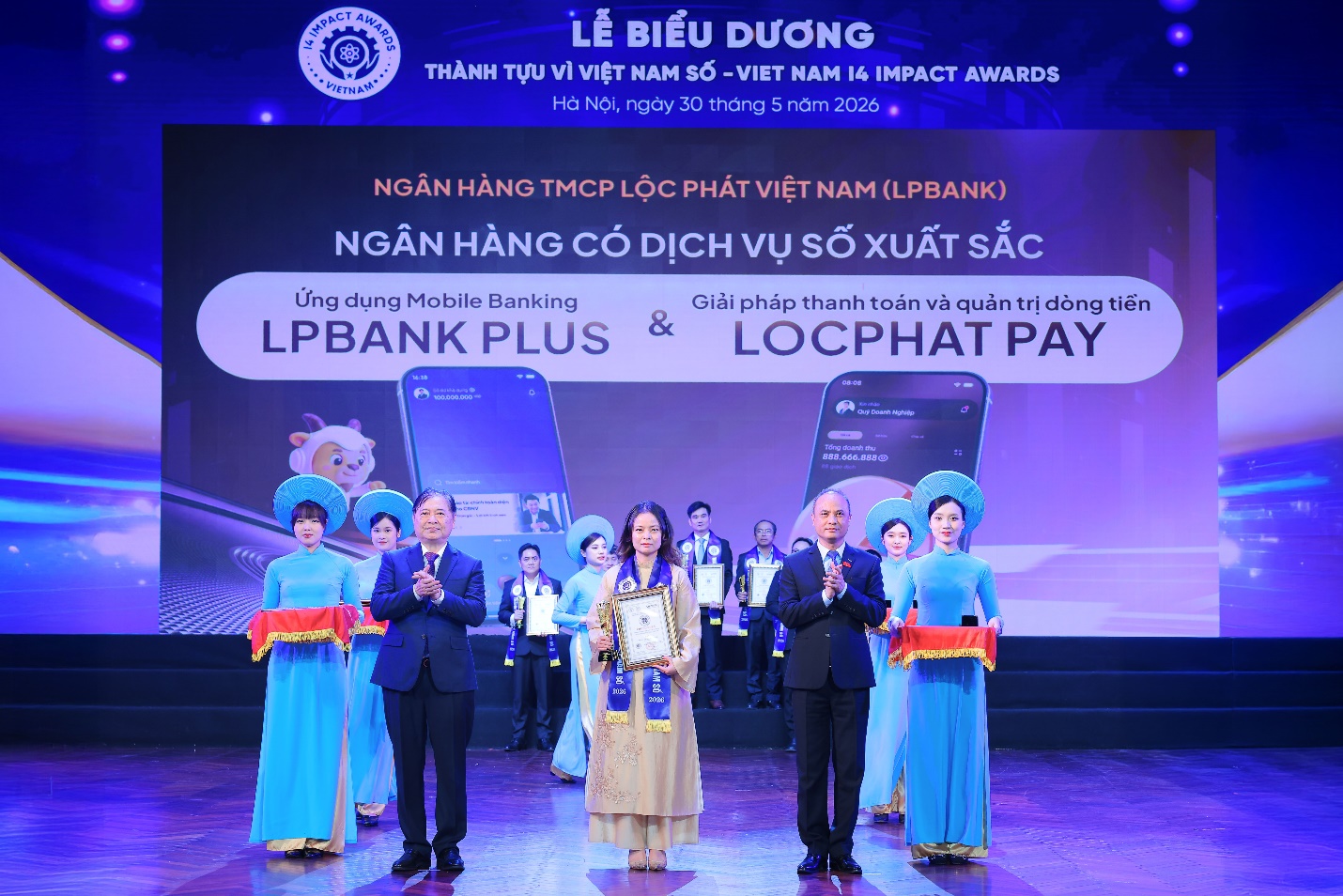 picture-1180977057-1782446227-846-width1430height954 Bà Vũ Nam Hương, Phó Tổng Giám đốc LPBank nhận giải Sản phẩm Dịch vụ xuất sắc cho 2 sản phẩm LPBank Plus và LocPhat Pay
