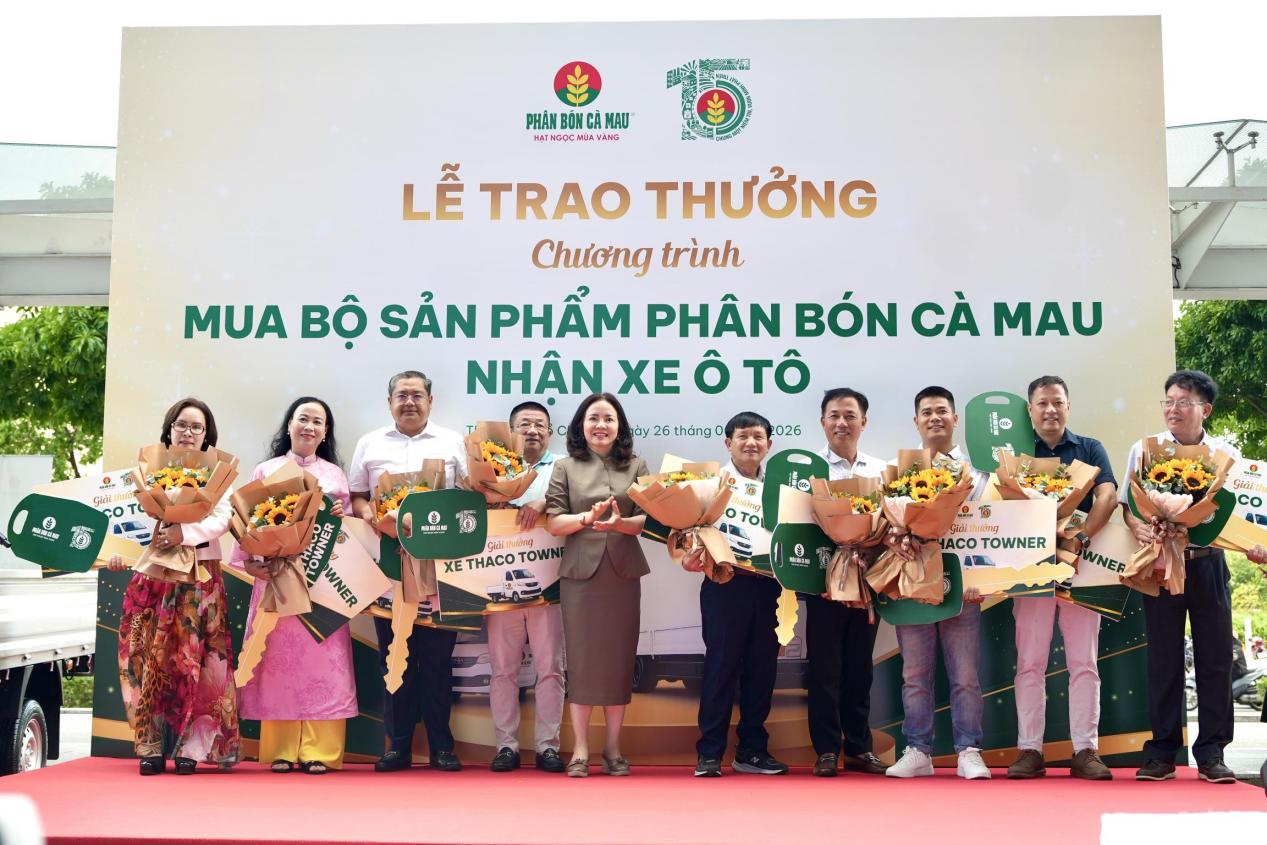 picture-3-1782615985-839-width1267height845 Bà Nguyễn Thị Hiền, Phó TGĐ PVCFC trao giải xe tải Thaco Towner 1 tấn cho các đại lý