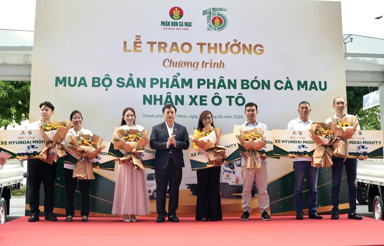 picture-7-1782615985-948-width1267height810 Ông Nguyễn Thanh Tùng, Tổng Giám Đốc PVCFC trao giải xe tải Hyundai 3,5 tấn cho các đại lý