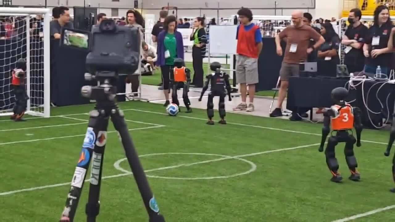 Robot hình người tranh tài tại 'World Cup robot'