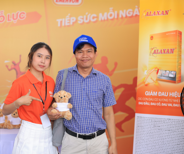 tren-hanh-trinh-chinh-phuc-marathon-dung-de-nhung-con-dau-lam-gioi-han-y-chi-va-su-ben-bi-picture5-1782281115-693-width602height504 Người tham gia đang được tư vấn giảm đau cơ tại Event Booth "Ghi dấu nỗ lực" của nhãn hàng
