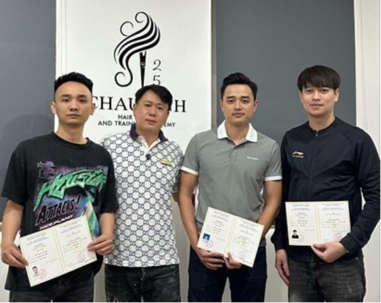 triet-ly-dao-tao-tu-goc-re-cua-chau-anh-hair-academy-33-1783145473-926-width548height436 Học viên tốt nghiệp nhận Chứng chỉ Sơ cấp chính quy sau Khoá đào tạo 6 tháng.