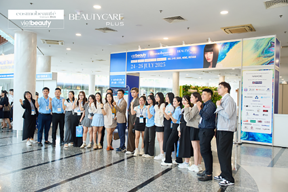 tung-buoc-khang-dinh-minh-nganh-lam-dep-tai-viet-nam-dang-ngay-mot-phat-trien-ruc-ro-lam-dep-4-1784087431-335-width1000height666 Doanh nghiệp và khách hàng tham quan triển lãm chụp ảnh check-in. Ảnh: Vietbeauty & Cosmobeauté Vietnam 2025.