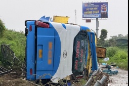 Hà Nội: Hiện trường vụ ô tô khách lao khỏi cao tốc Pháp Vân - Cầu Giẽ, 4 người tử vong
