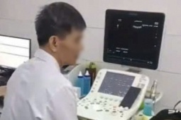 Bệnh viện lý giải việc bác sĩ vừa siêu âm vừa xem bóng đá trên điện thoại