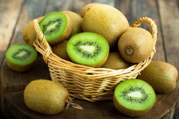 Chuối, kiwi, đu đủ, dứa hay bơ là những loại trái cây phù hợp để ăn vào buổi tối nhờ hỗ trợ tiêu hóa và cải thiện giấc ngủ