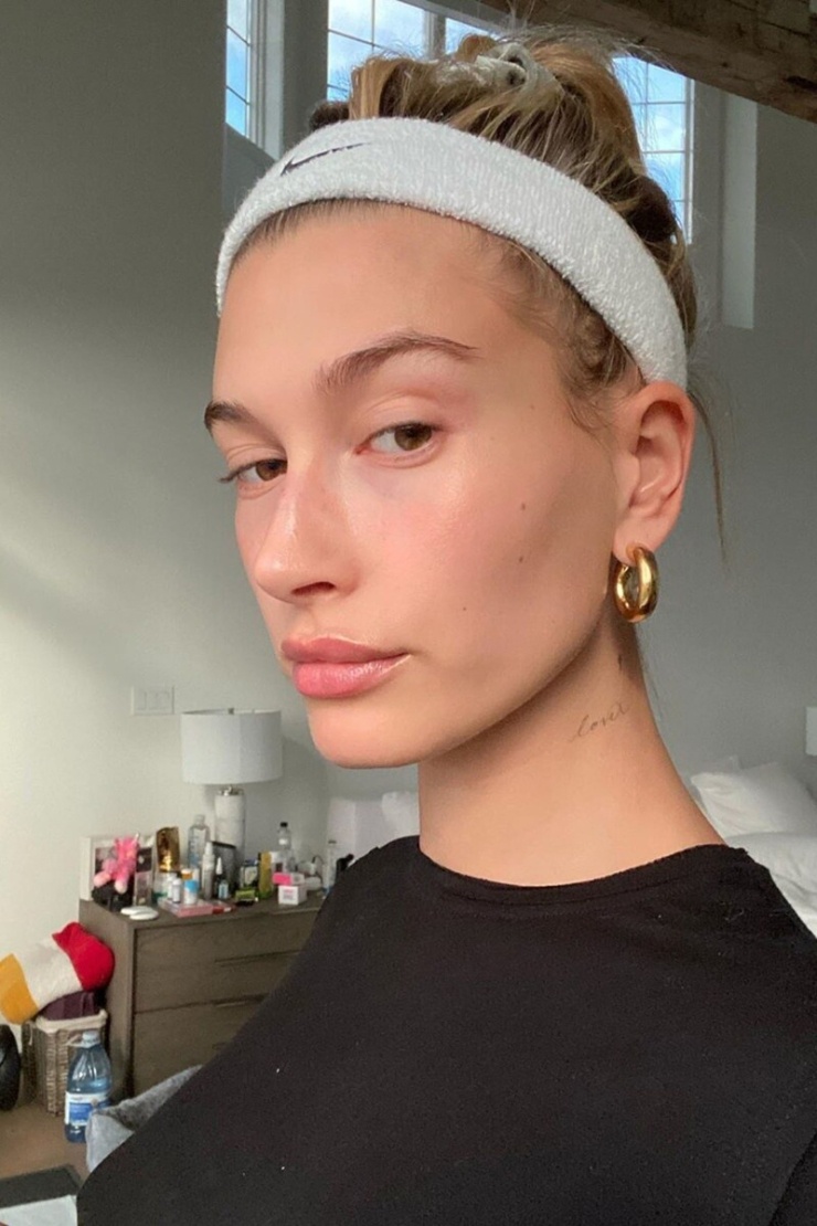 1785218816-2782deca4f-hailey-bieber-skincare-routine-7044-5891-1809-width740height1110 Hailey Bieber được xem là một trong những gương mặt truyền cảm hứng cho Quiet Beauty khi trang điểm tối giản, giữ làn da căng bóng khỏe mạnh và phong cách làm đẹp tôn đường nét tự nhiên. Ảnh: Instagram haileybieber