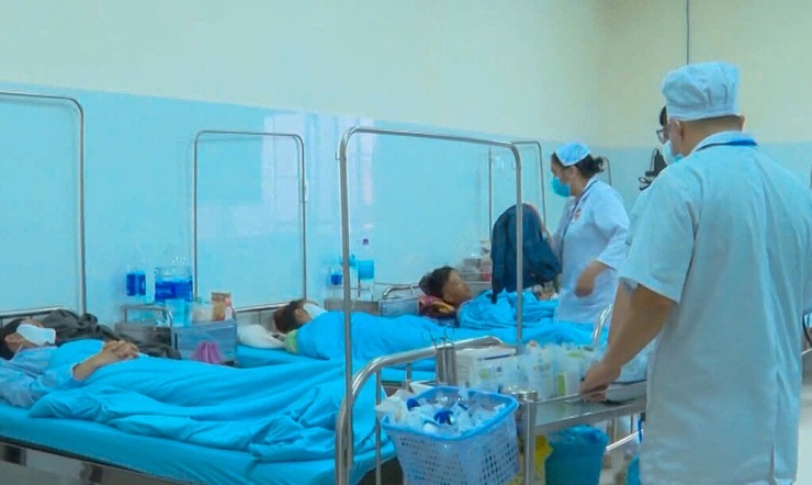 1785235554-9971345cde-ngo-doc-banh-mi-lam-dong-17852-9711-6334-8711-width740height442 Bệnh nhân nghi ngộ độc sau khi ăn bánh mì, điều trị tại Bệnh viện Đa khoa Lâm Đồng. Ảnh: Hoài Thanh