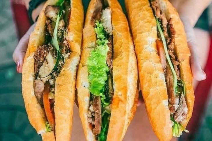 1785331607-7ba3655c12-tiem-banh-mi-khien-64-nguoi-ngo-doc-o-nghe-an-bi-phat-18-trieu-dong2-3806-width730height487 Sau khi ăn bánh mì thịt nướng - pate đã có 84 trường hợp ở Lâm Đồng nghi ngờ ngộ độc thực phẩm, nhiều người xuất hiện các triệu chứng như đau bụng, buồn nôn, sốt, tiêu chảy và lần lượt được đưa đến các cơ sở khám, chữa bệnh để điều trị... Ảnh: SKĐS