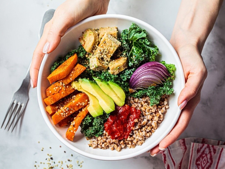 Thay vì chỉ tập trung vào lượng calo hay dưỡng chất, các chuyên gia trường thọ khuyến khích xây dựng chế độ ăn giúp nuôi dưỡng hệ vi sinh vật đường ruột khỏe mạnh. Ảnh: The Independent