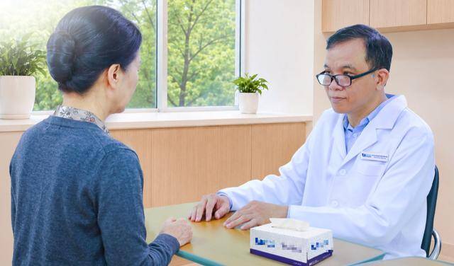Bác sĩ tư vấn cho người bệnh. Ảnh: BVCC