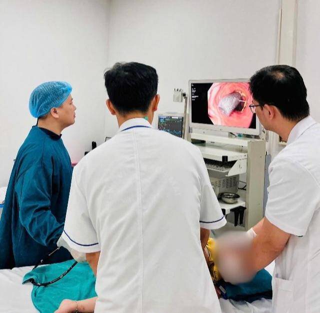 Các bác sĩ thực hiện nội soi gắp dị vật cho trẻ. Ảnh: BVCC. 