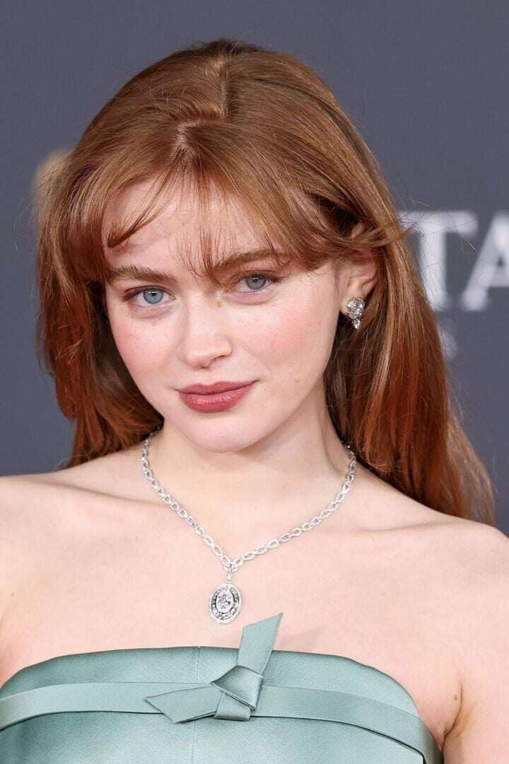 1785666688-16d4a1e02a-bzvn-ngoi-sao-stranger-things-sadie-sink-12-08-width720height1080 Mỹ nhân tóc đỏ gây sốt trong 'Spider-Man 4', nhan sắc như búp bê - 4