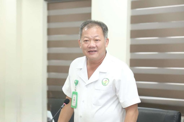 PGS.TS Dương Đức Hùng, Giám đốc Bệnh viện Hữu nghị Việt Đức chia sẻ, ca ghép giúp người bệnh có cơ hội trở lại cuộc sống bình thường như bao người đàn ông khác. Ảnh: BVCC