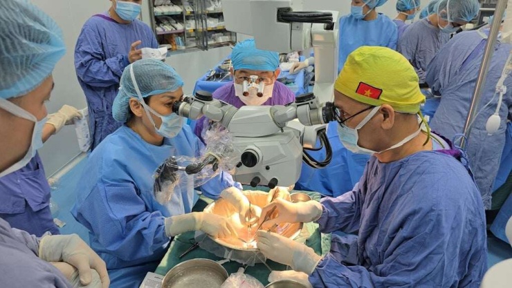Các bác sĩ thực hiện ca ghép dương vật từ người cho chết não đầu tiên tại Việt Nam. Ảnh: BVCC
