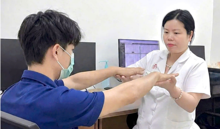 Bác sĩ Nguyễn Tường Ngọc Linh – Phó Chủ nhiệm Khoa Chẩn đoán chức năng thăm khám cho bệnh nhân. Ảnh BVCC