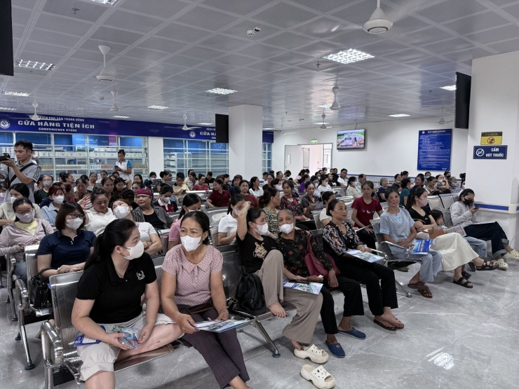 1785824456-41b2e87f16-benh-nhan-ps-82611-width740height555 Đông đảo bệnh nhân đến thăm khám tại Cơ sở 2 Bệnh viện Phụ sản TW. Ảnh: Thái Bình