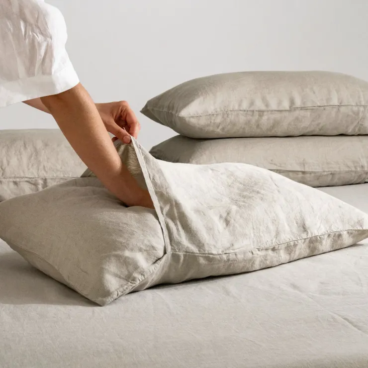 1785977898-3fc2996822-copyofpillowcase-hand-natural-4373-6199-4879-width740height740 Vệ sinh vỏ gối, ga giường thường xuyên là cách hữu ích để bảo vệ làn da lẫn mái tóc.