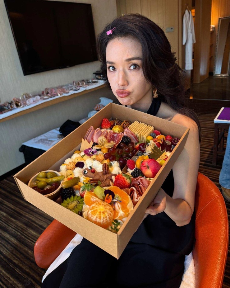 1786064777-d8933a7e64-sqwhat-6381-7822-3323-2726-width740height925 Thay vì kiêng khem hà khắc, Thư Kỳ chú trọng vào giờ giấc ăn uống và giữ sự điều độ, cân bằng.