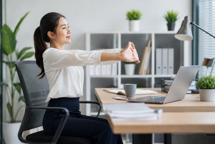 Thường xuyên thực hiện các động tác vận động nhẹ nhàng tại văn phòng giúp tiêu hao năng lượng, giảm mỡ.
