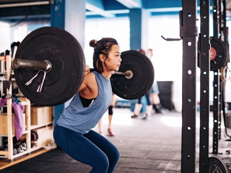 Rèn luyện sức mạnh thường xuyên giúp duy trì và phát triển khối cơ, tăng mức tiêu hao năng lượng ngay cả khi nghỉ ngơi, từ đó hỗ trợ giảm mỡ và hạn chế tăng cân trở lại. Ảnh: Bicycling Magazine