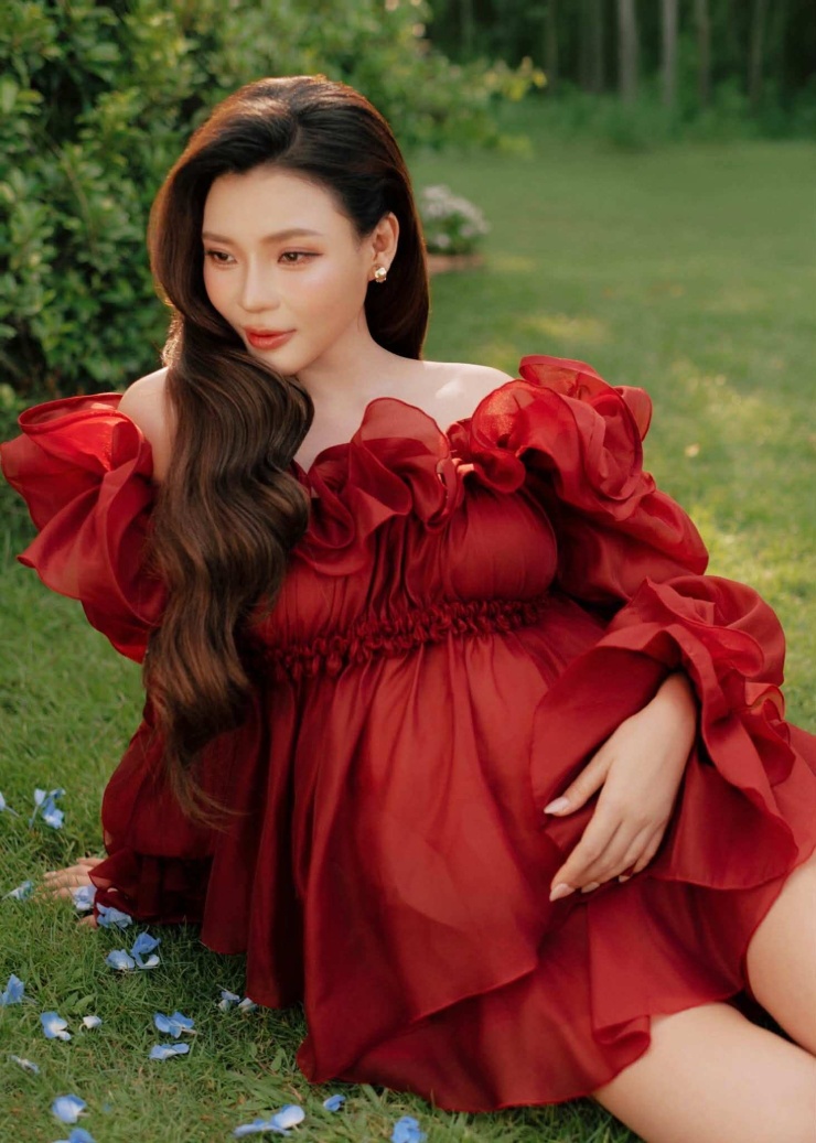 1786094168-ce14b11a1a-thuy-diem-anh-bau-19-056-1561-2556-0699-width740height1037 Thúy Diễm khoe vẻ gợi cảm với bụng bầu - 9