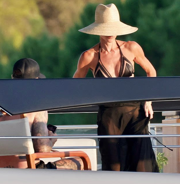 1786148934-ac1cbea491-screenshot-2026-08-07-1-7915-9320-5069-width620height633 Vùng thân trên săn chắc của bà Becks Ảnh: MEGA