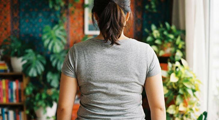 Bước sang tuổi 40, nhiều phụ nữ nhận thấy những ngấn mỡ bắt đầu xuất hiện ở vùng lưng. Ảnh minh hoạ AI.