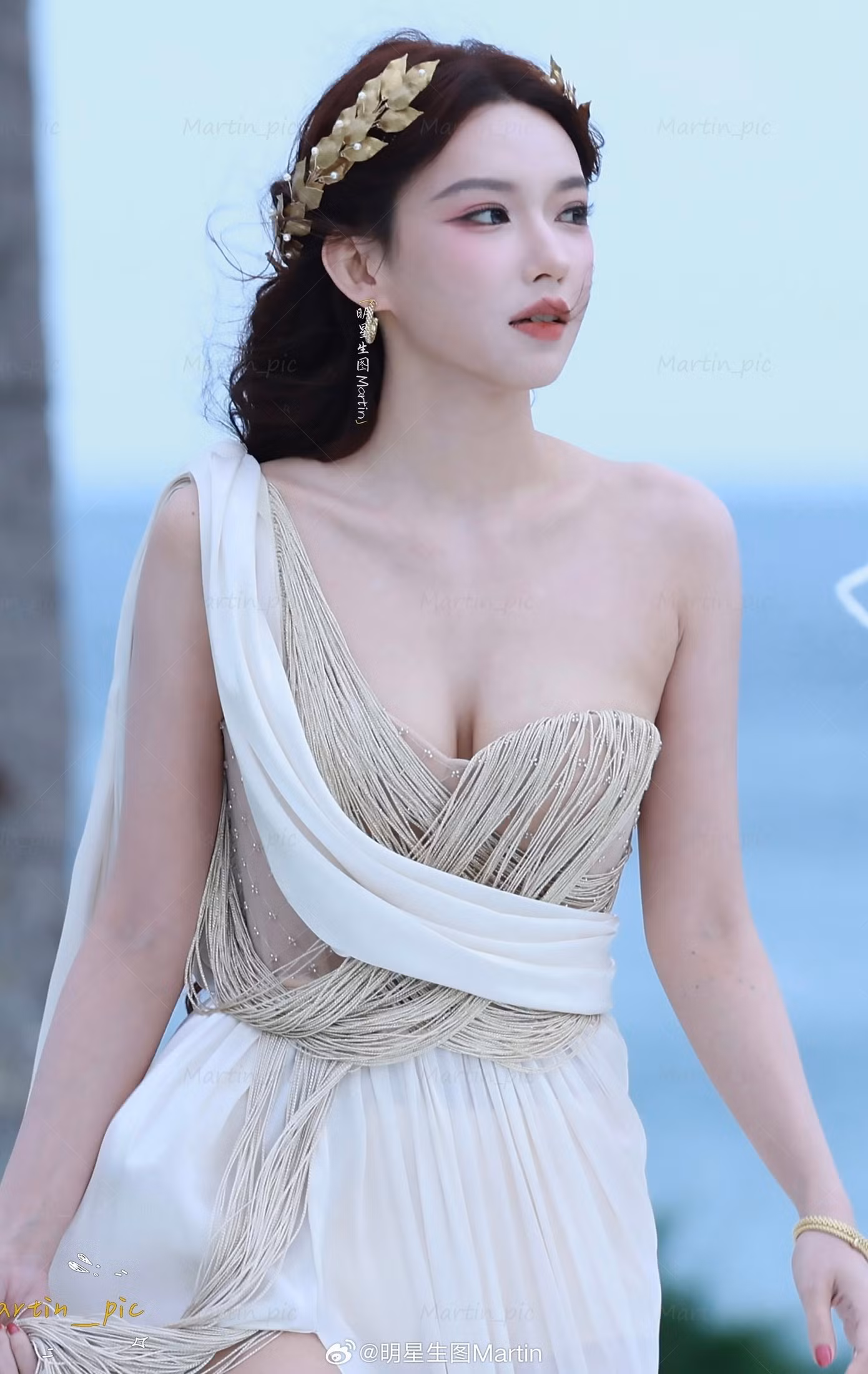 1786318455-313f3ba9c1-trinh-tieu3-width1390height2200 Theo Sina, mới đây tạp chí Madame Figaro China đã tổ chức sự kiện Thịnh Điển Figaro tại đảo Tam Á, Trung Quốc với sự quy tụ của hàng chục mỹ nhân nổi danh của màn giới giải trí Hoa ngữ như Chu Khiết Quỳnh, Khổng Tuyết Nhi, Triệu Chiêu Nghi, Hứa Giai Kỳ, Tôn Lạc Ngôn... Trong đó, Trình Tiêu bất ngờ trở thành ngôi sao được chú ý với tạo hình lấy cảm hứng từ nữ thần nguyệt quế Daphne trong thần thoại Hy Lạp.