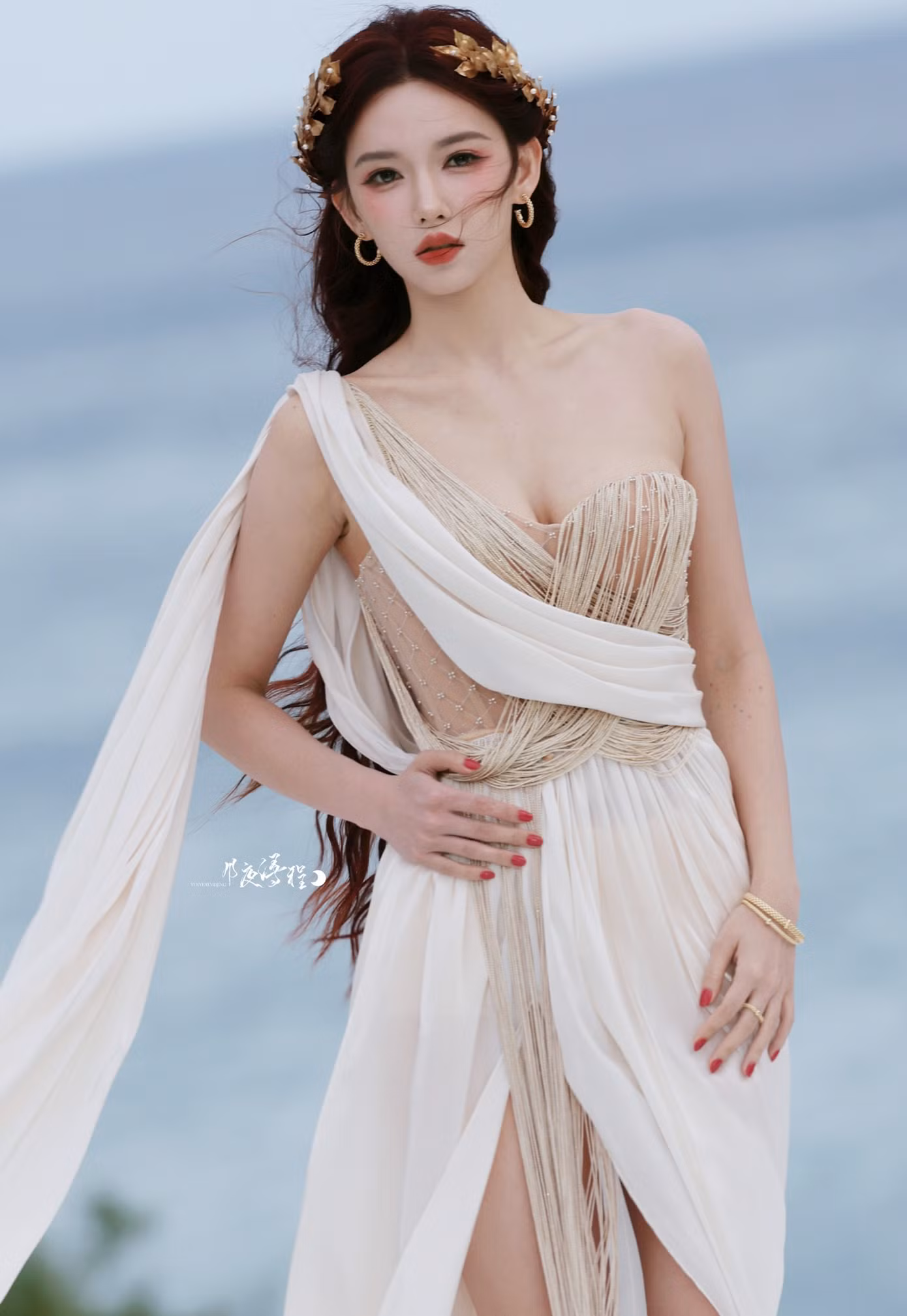 1786318456-0dfe04f453-trinh-tieu21-width1390height2018 Trình Tiêu xuất hiện với vòng nguyệt quế, váy dạ hội lệch vai xẻ cao mạ vàng và quả táo vàng, một thiết kế được dành riêng cho người đẹp từ thương hiệu Haleia của Pháp. Hình ảnh nữ thần Hy Lạp của Trình Tiêu nhanh chóng gây sốt trên các trang mạng xã hội Trung Quốc, thu về hơn 60 triệu lượt xem và nhận được nhiều lời khen ngợi của khán giả.