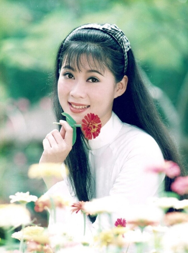 1786348056-c62a709e1c-diem-huong-1-8296-7-32712-5-39687-97-width720height968 Diễm Hương được xem là “đệ nhất mỹ nhân màn ảnh Việt” và từng có cát-sê thuộc hàng khủng nhất thời điểm hoàng kim.